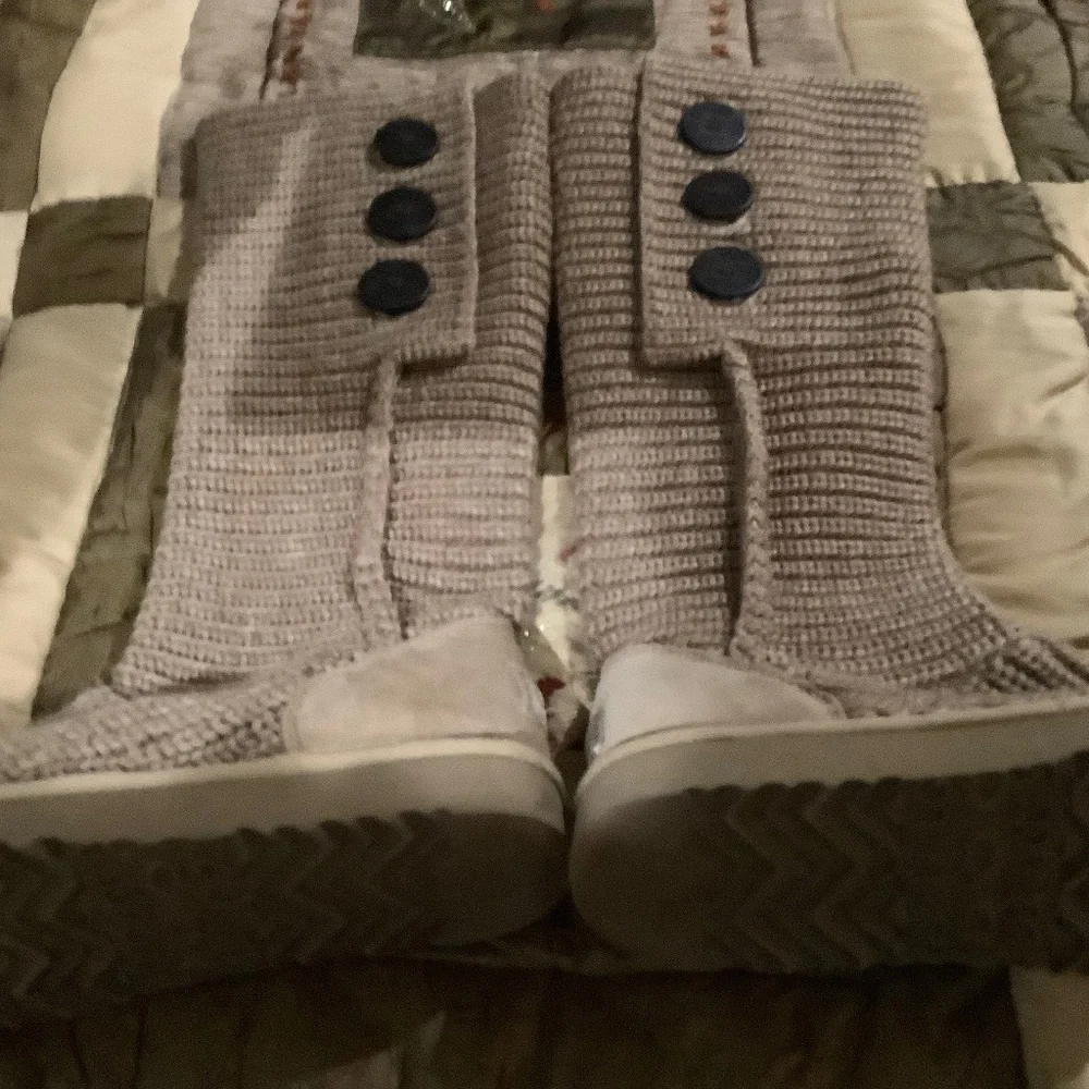 Ugg - Picture 1 of 3